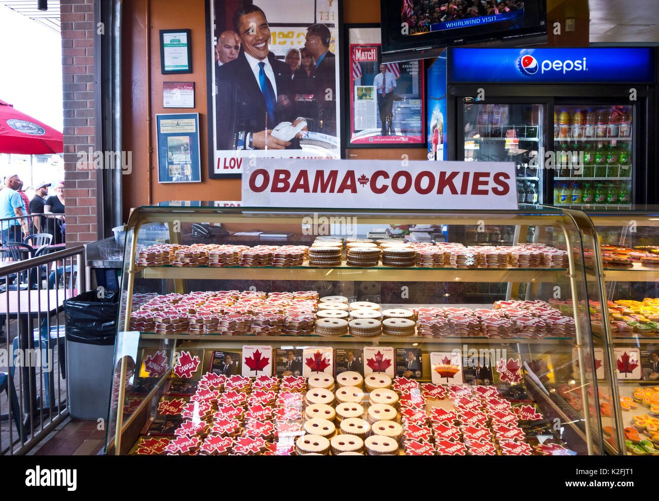 display-of-obama-cookies-at-le-moulin-de-provence-bakery-in-ottawa-K2FJT1.jpg