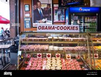 display-of-obama-cookies-at-le-moulin-de-provence-bakery-in-ottawa-K2FJT1.jpg